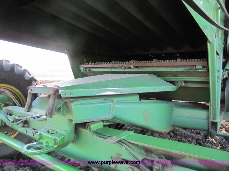 image for item 5142 1983 John Deere 7720 combine