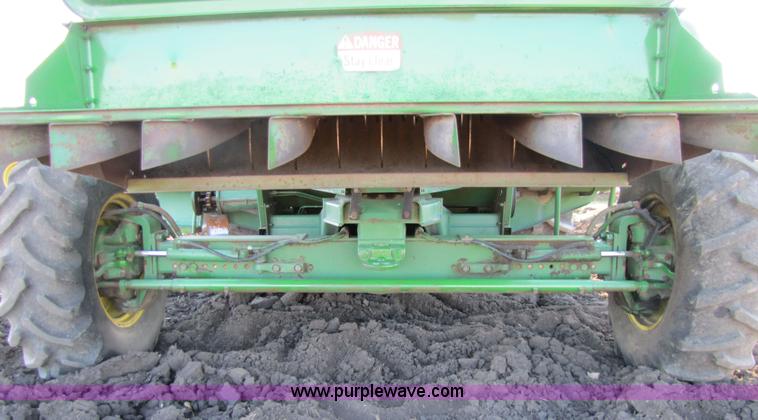 image for item 5142 1983 John Deere 7720 combine