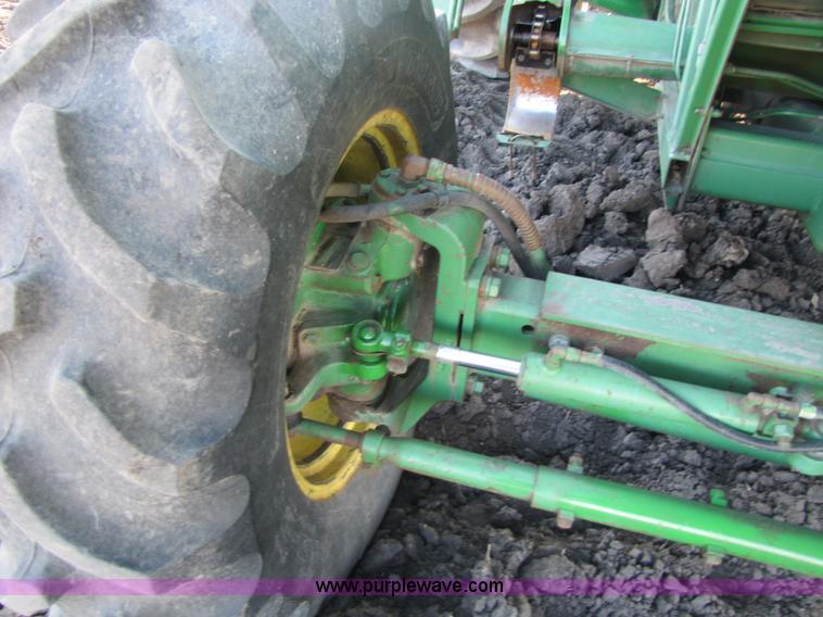 image for item 5142 1983 John Deere 7720 combine