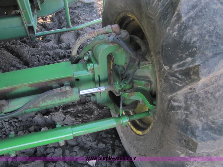 image for item 5142 1983 John Deere 7720 combine