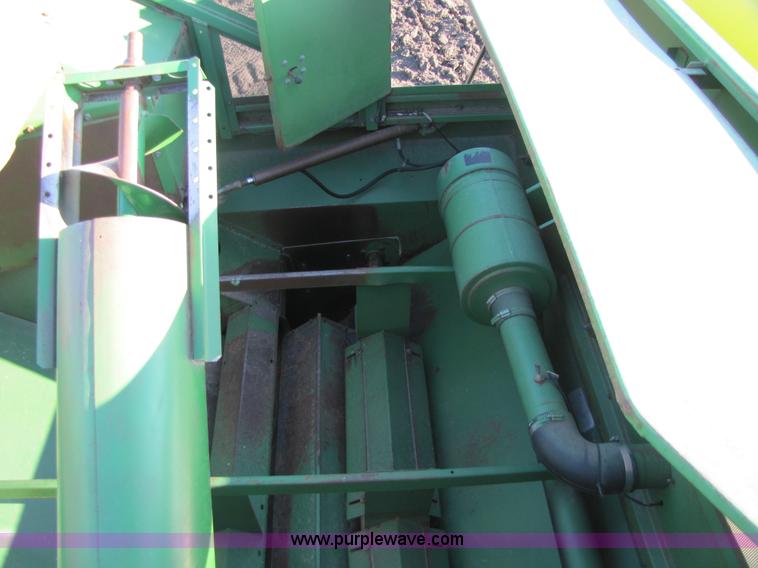 image for item 5142 1983 John Deere 7720 combine