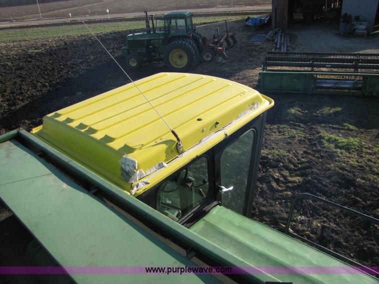image for item 5142 1983 John Deere 7720 combine