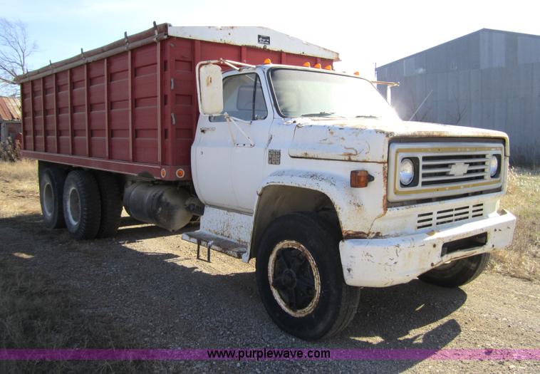image for item 5604 1976 Chevrolet C65 grain truck