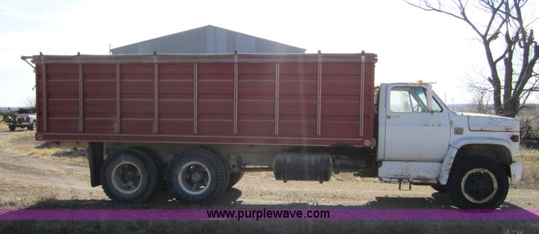 image for item 5604 1976 Chevrolet C65 grain truck