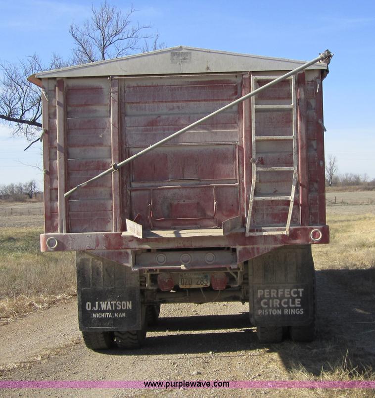 image for item 5604 1976 Chevrolet C65 grain truck