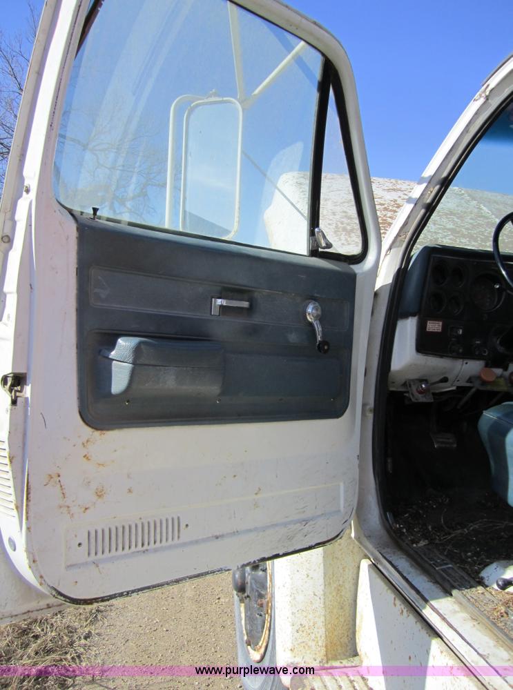 image for item 5604 1976 Chevrolet C65 grain truck