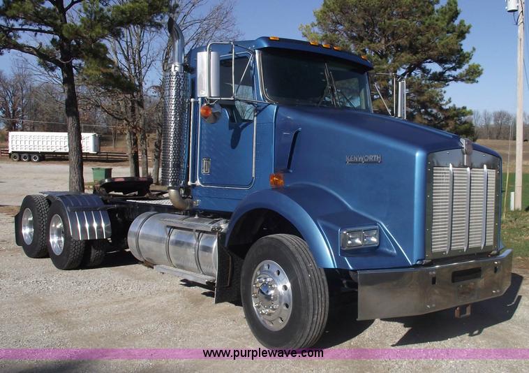 image for item 5958 2000 Kenworth T800 semi truck