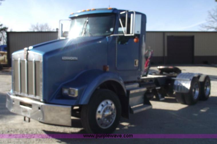 image for item 5958 2000 Kenworth T800 semi truck