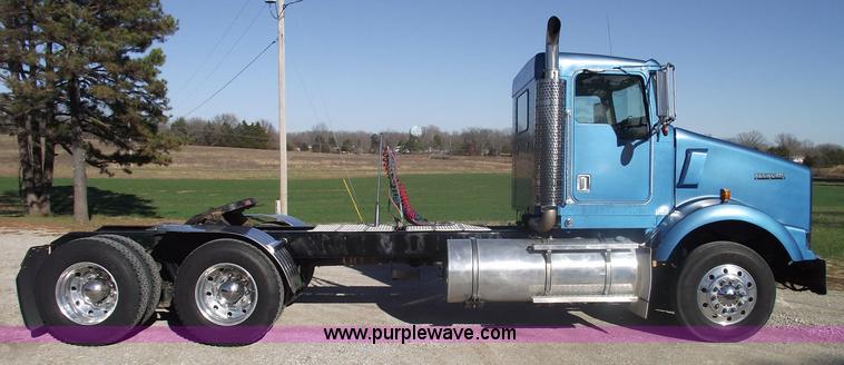 image for item 5958 2000 Kenworth T800 semi truck