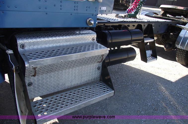 image for item 5958 2000 Kenworth T800 semi truck