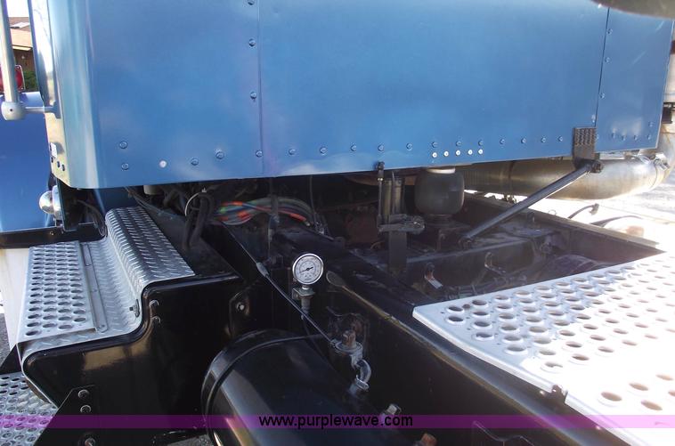 image for item 5958 2000 Kenworth T800 semi truck