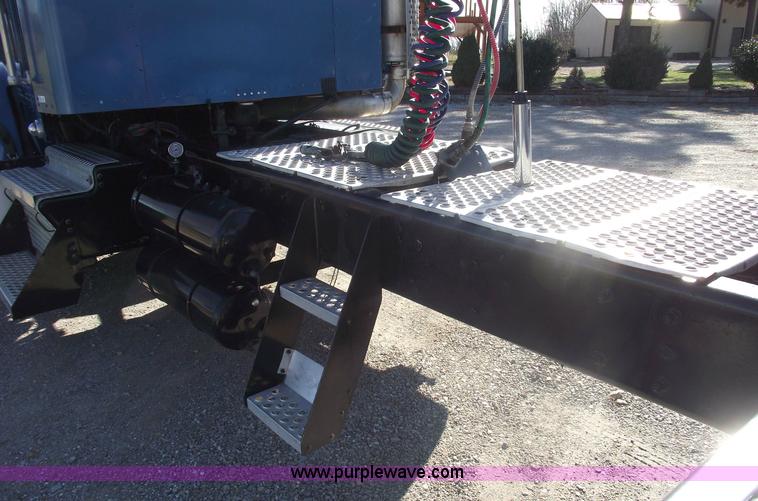image for item 5958 2000 Kenworth T800 semi truck