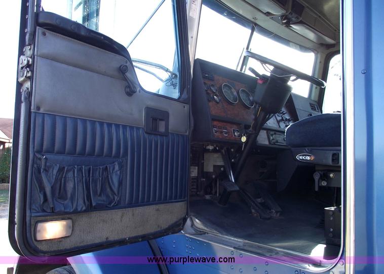 image for item 5958 2000 Kenworth T800 semi truck