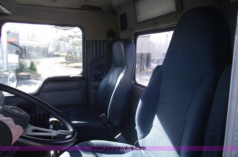 image for item 5958 2000 Kenworth T800 semi truck