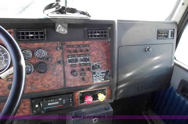 image for item 5958 2000 Kenworth T800 semi truck