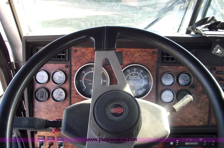 image for item 5958 2000 Kenworth T800 semi truck