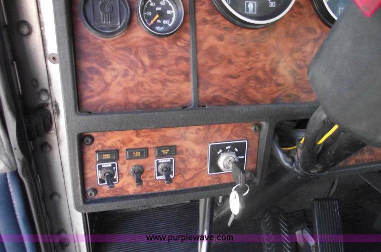 image for item 5958 2000 Kenworth T800 semi truck