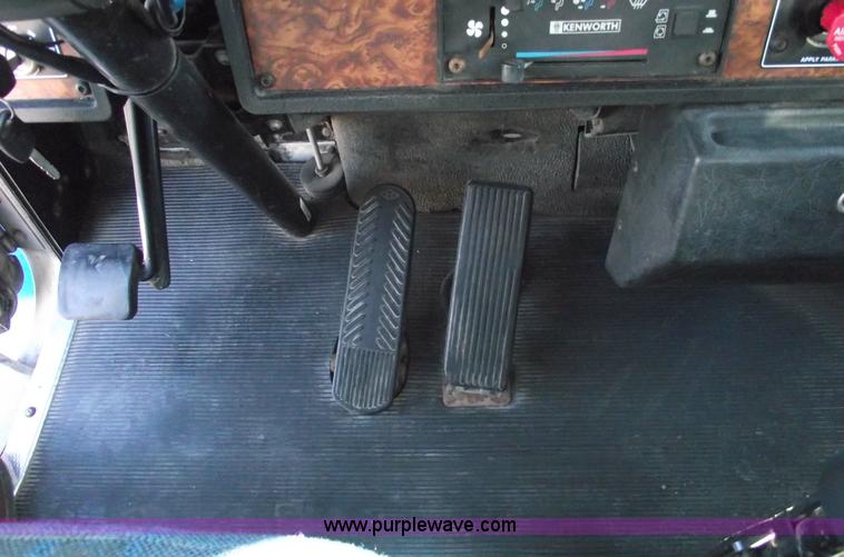 image for item 5958 2000 Kenworth T800 semi truck