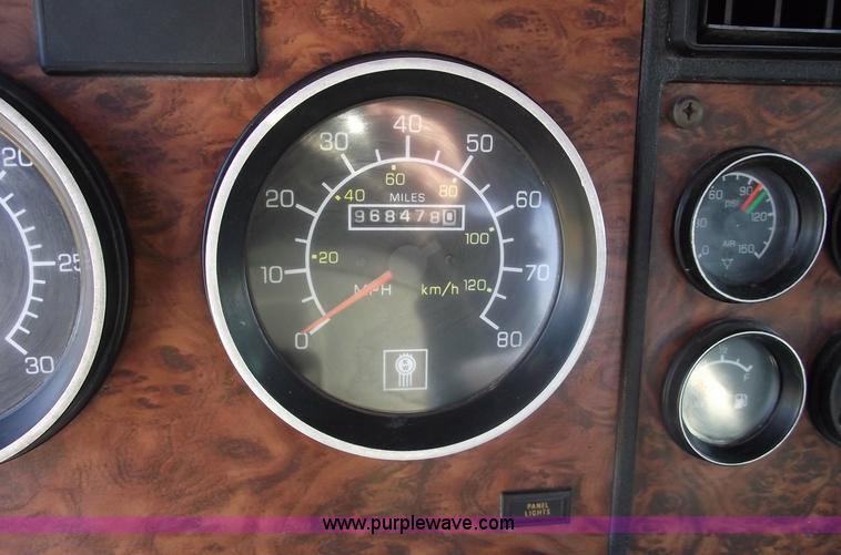 image for item 5958 2000 Kenworth T800 semi truck