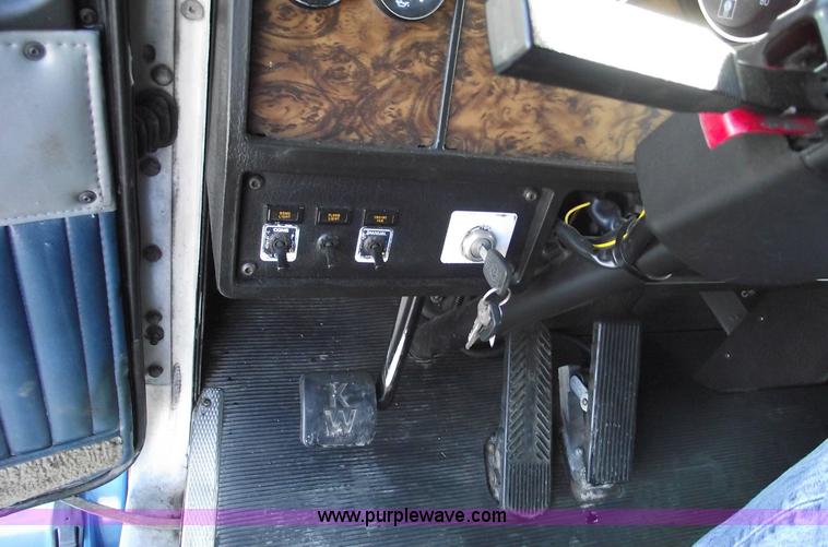 image for item 5959 1998 Kenworth T800 semi truck