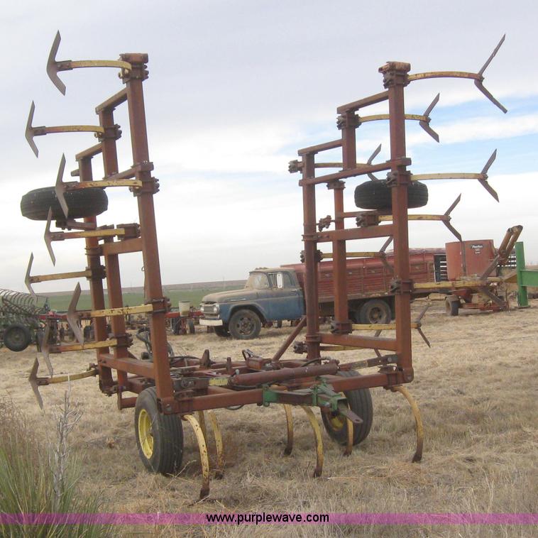 image for item 6281 Sunflower chisel plow