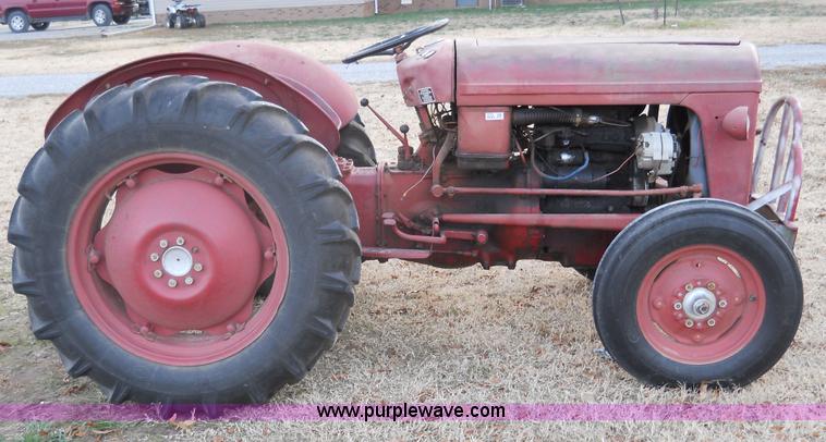 image for item 7773 1961 Massey-Ferguson MF35 tractor