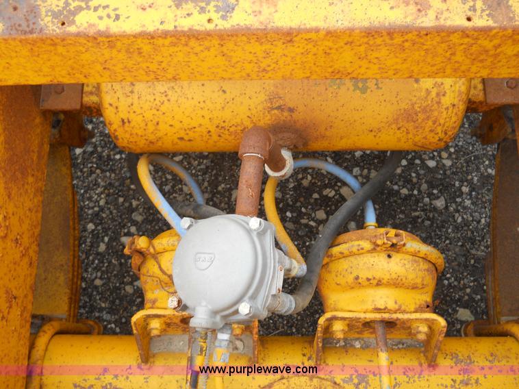 image for item 1000 1979 Trail-Eze 29' dual axle flat bed trailer