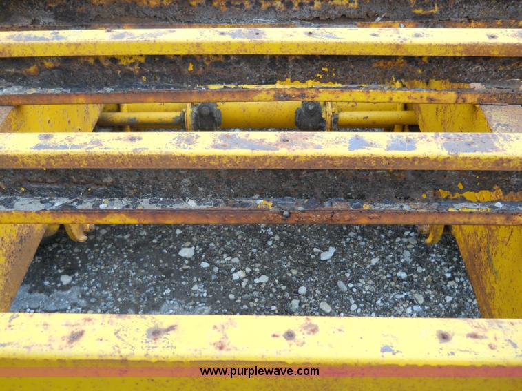 image for item 1000 1979 Trail-Eze 29' dual axle flat bed trailer