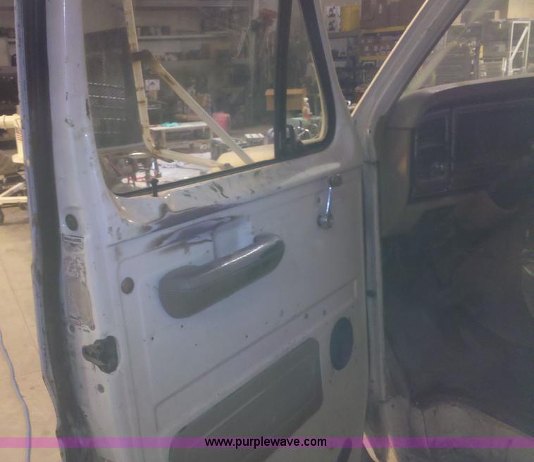 image for item 1731 1985 Ford E350 Econoline box van