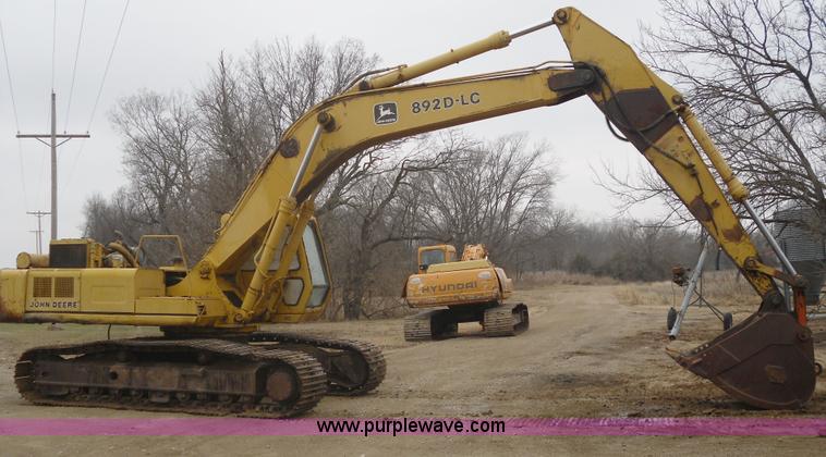 image for item 3179 1991 John Deere 892D-LC excavator