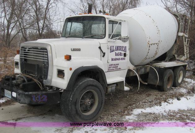 image for item 3777 1994 Ford LT9000 cement mixer truck