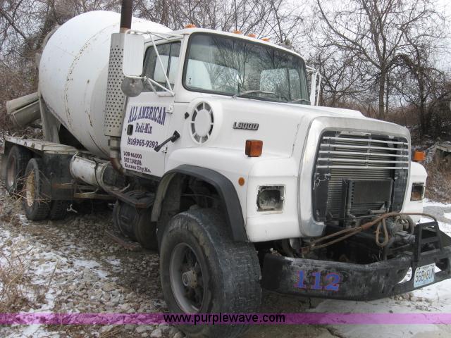 image for item 3777 1994 Ford LT9000 cement mixer truck