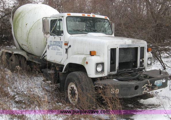 image for item 3778 1992 International 2574 cement mixer truck