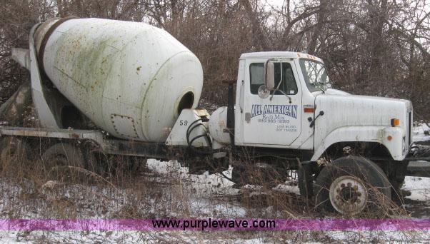 image for item 3778 1992 International 2574 cement mixer truck