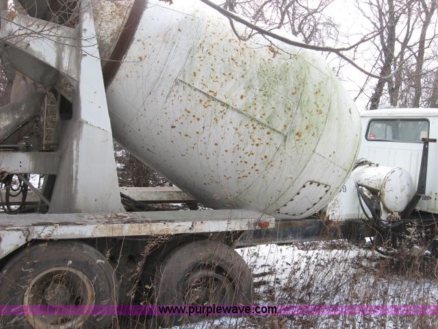 image for item 3778 1992 International 2574 cement mixer truck