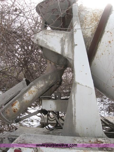 image for item 3778 1992 International 2574 cement mixer truck