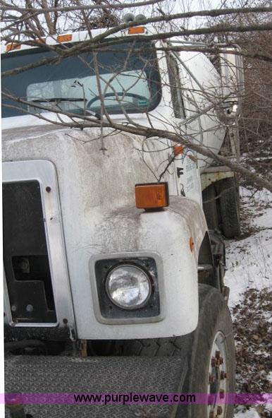 image for item 3778 1992 International 2574 cement mixer truck
