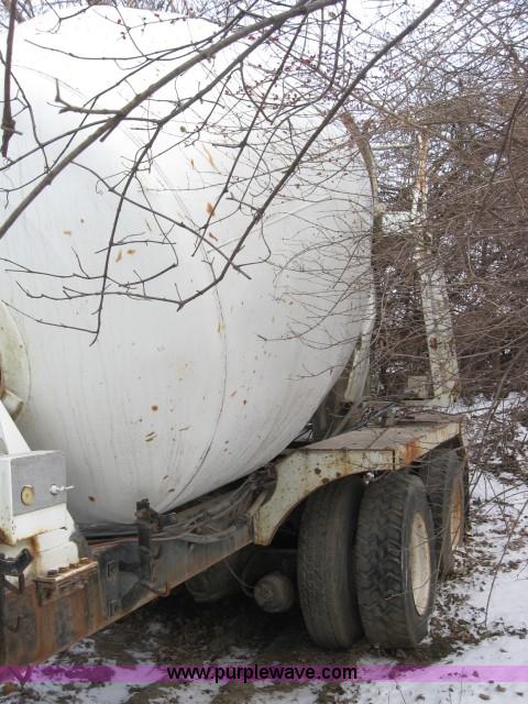 image for item 3778 1992 International 2574 cement mixer truck