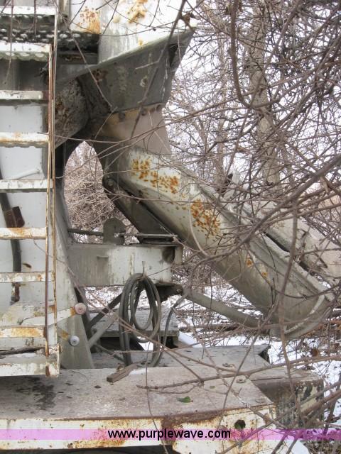 image for item 3778 1992 International 2574 cement mixer truck