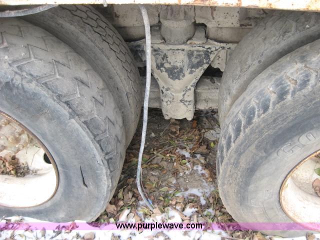 image for item 3778 1992 International 2574 cement mixer truck