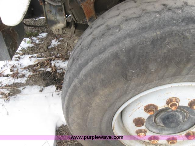 image for item 3778 1992 International 2574 cement mixer truck