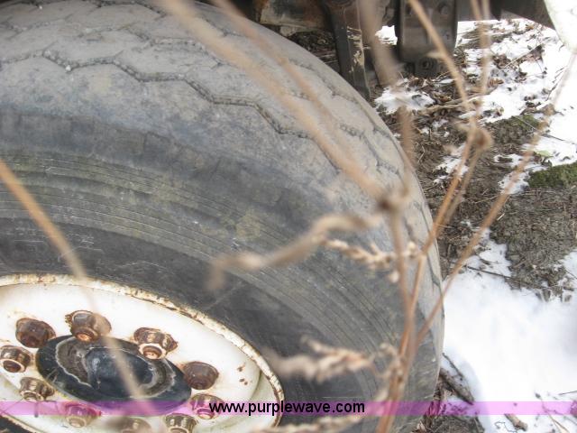 image for item 3778 1992 International 2574 cement mixer truck