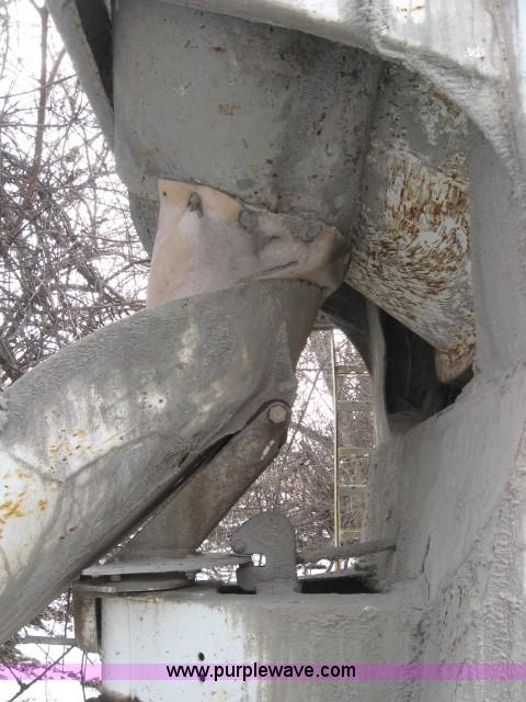 image for item 3778 1992 International 2574 cement mixer truck