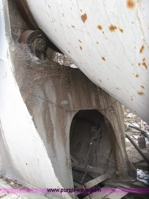 image for item 3778 1992 International 2574 cement mixer truck