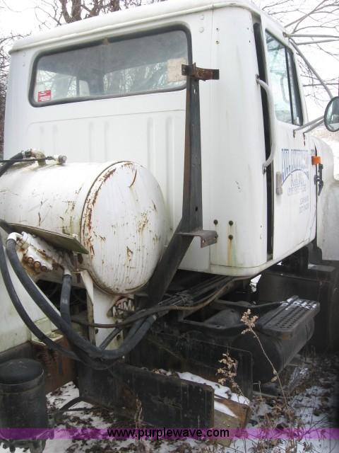 image for item 3778 1992 International 2574 cement mixer truck