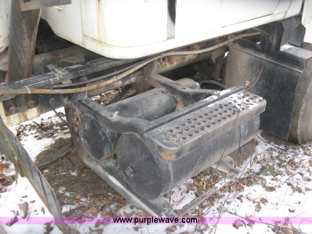 image for item 3778 1992 International 2574 cement mixer truck