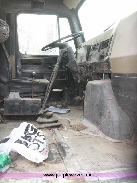 image for item 3778 1992 International 2574 cement mixer truck