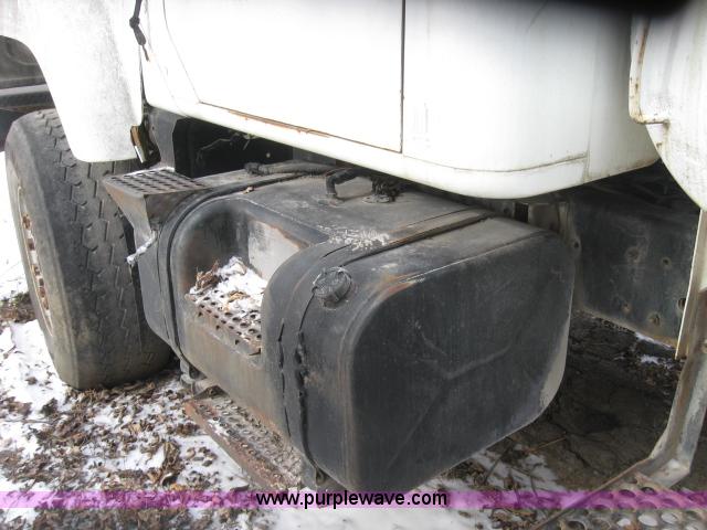 image for item 3778 1992 International 2574 cement mixer truck