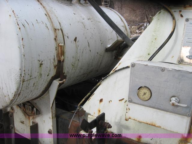 image for item 3778 1992 International 2574 cement mixer truck