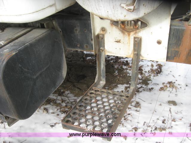 image for item 3778 1992 International 2574 cement mixer truck